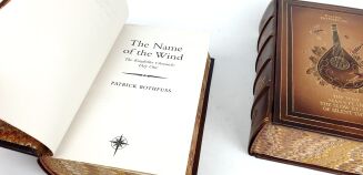 Patrick Rothfuss - Kingkiller Chronicle Premium Leatherbound Set - 8