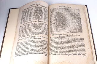 CONSTITUCIE SEYMU WALNEGO KORONNEGO WARSZAWSKIEGO SZESCNIEDZIELNEGO  w Warszawie Roku MDCXXXV Zaczętego ostatniego Dnia Miesiąca Stycznia A skończonego XIV Marca - 5