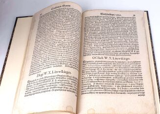 CONSTITUCIE SEYMU WALNEGO KORONNEGO WARSZAWSKIEGO SZESCNIEDZIELNEGO  w Warszawie Roku MDCXXXV Zaczętego ostatniego Dnia Miesiąca Stycznia A skończonego XIV Marca - 9