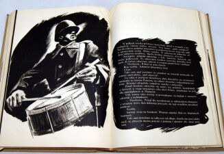 KISIELEWSKI- ZIEMIA GROMADZI PROCHY oprawa - 14