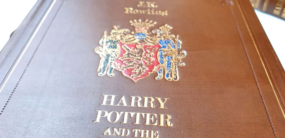 J.K. Rowling - Harry Potter. Kolekcja książek w skórzanej oprawie. godło, logo