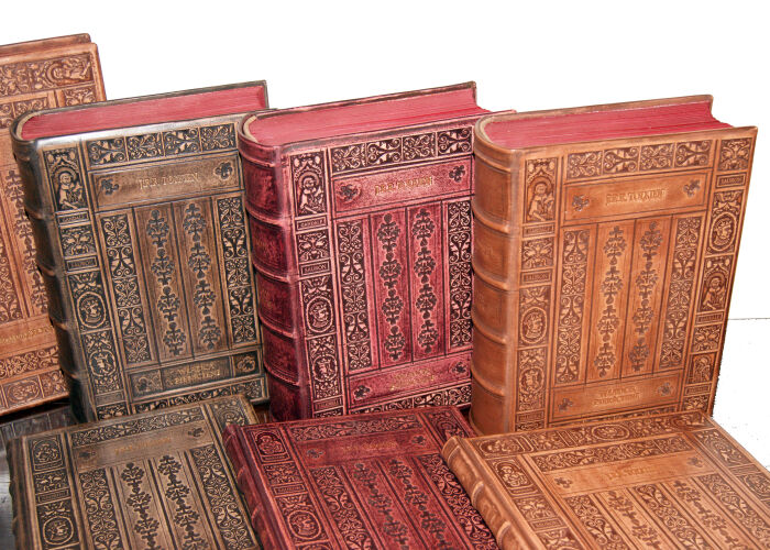 Dzieła J.R.R. Tolkiena w ekskluzywnej oprawie skórzanej.