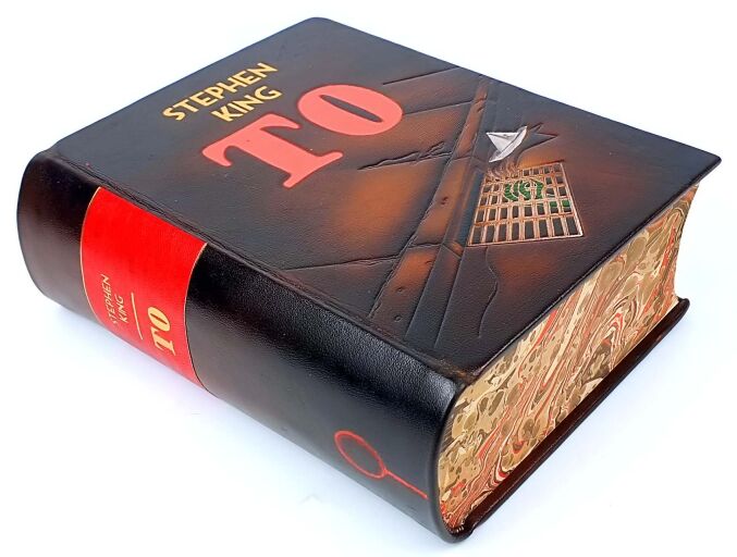 Stephen King - It, another book in a luxurious leather binding as a gift for a fan!