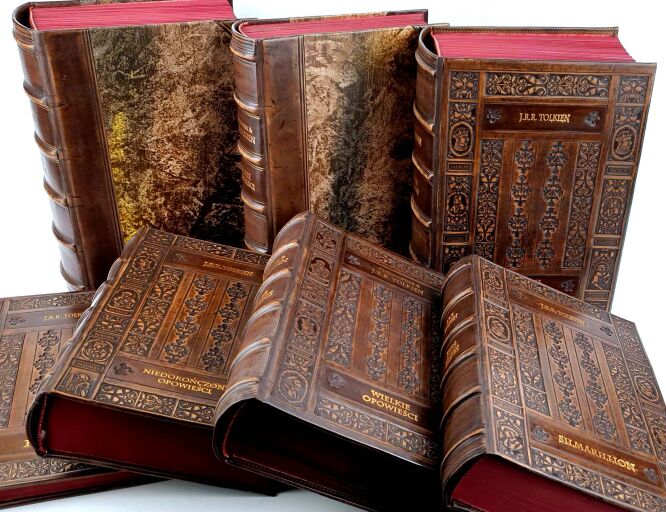 The Lord of the Rings, The Hobbit, The Silmarillion, and other luxury leather bindings for works by J.R.R. Tolkien . So a book for a gift not only for a bibliophile.