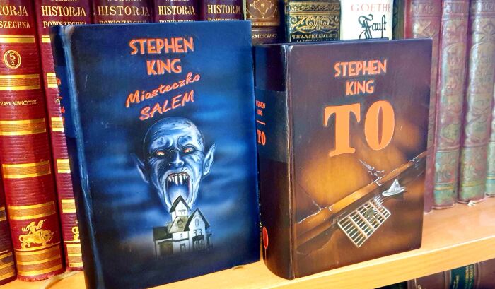 Today, two classic titles are back on offer: TO and Salem's Town. Of course, books in luxurious leather covers with embossing and gilding, hand-painted details and inscriptions.