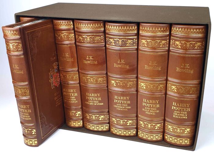 J.K. Rowling - Harry Potter. A collection of books in leather binding.