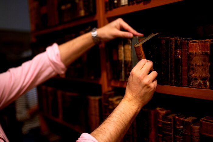 Dlaczego warto wybrać antykwariat zamiast portalu aukcyjnego?