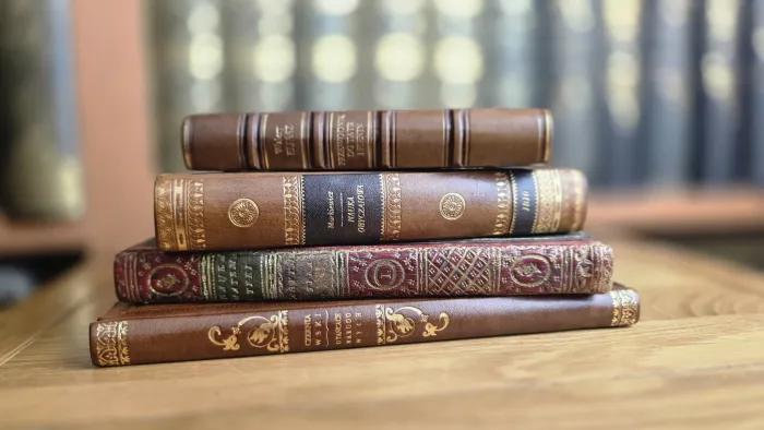 Jak znaleźć rzadkie książki przedwojenne w dobrym stanie? Przewodnik kolekcjonera po bezpiecznych zakupach online i w antykwariatach