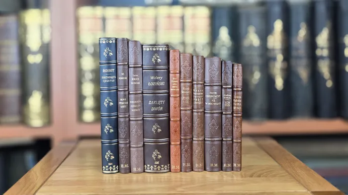 Elegantly bound books ready immediately - where to buy a unique gift with soul? A guide for collectors and those looking for an original present